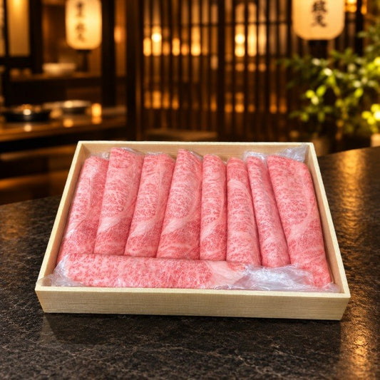 木箱に詰めた巻いたクラシタ